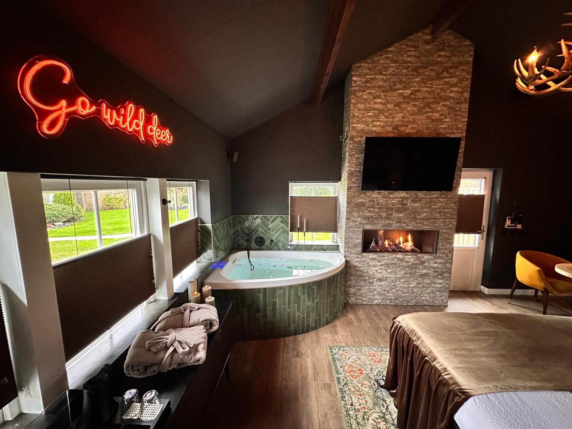 Wellness Tuin - Ultieme Partner Beleving - St Hubertus Suite Met Jacuzzi ,Openhaard, Prive Hottub En Prive Sauna In Jachthut Stijl Horst Luaran gambar