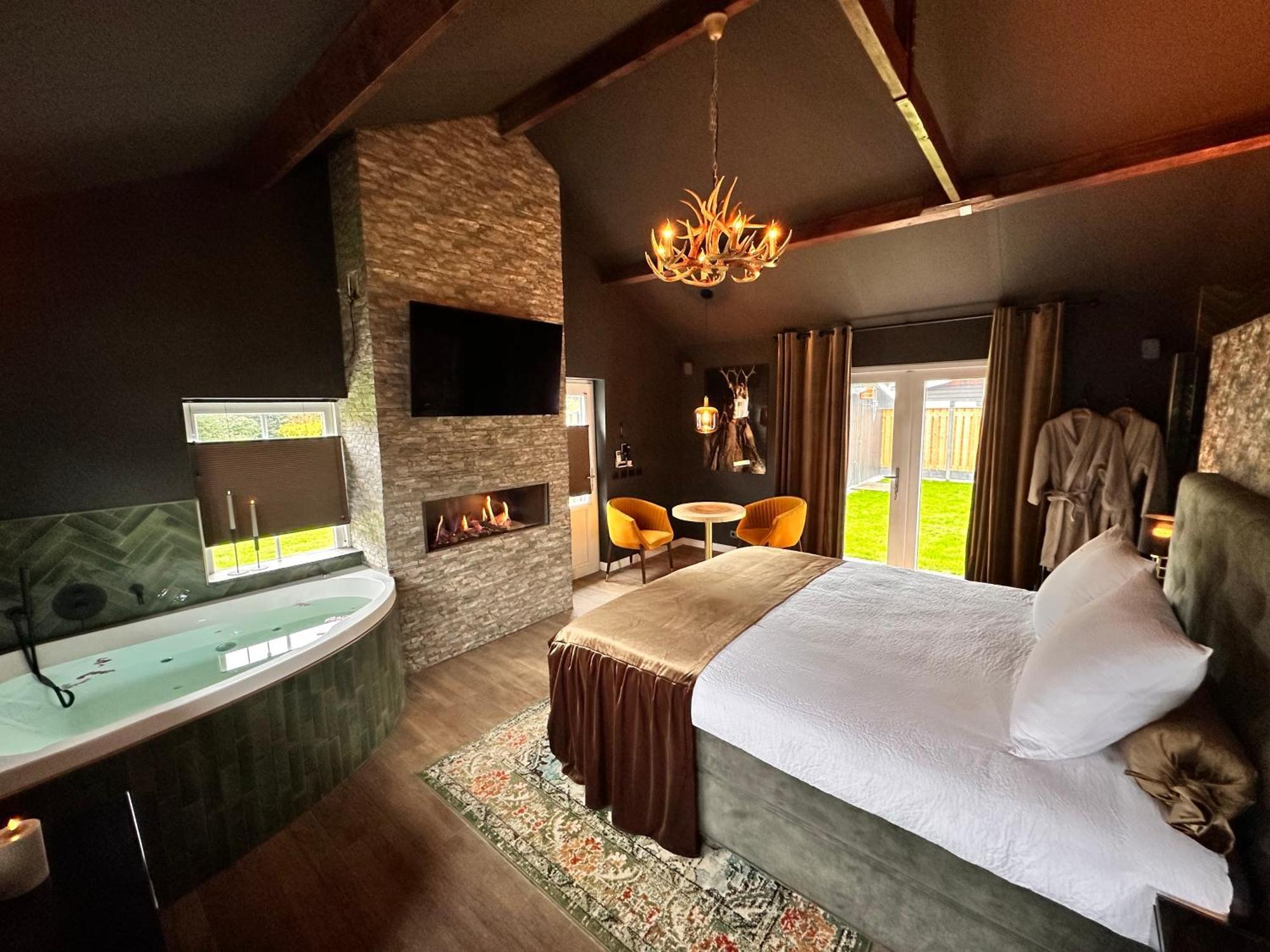 Wellness Tuin - Ultieme Partner Beleving - St Hubertus Suite Met Jacuzzi ,Openhaard, Prive Hottub En Prive Sauna In Jachthut Stijl Horst Luaran gambar