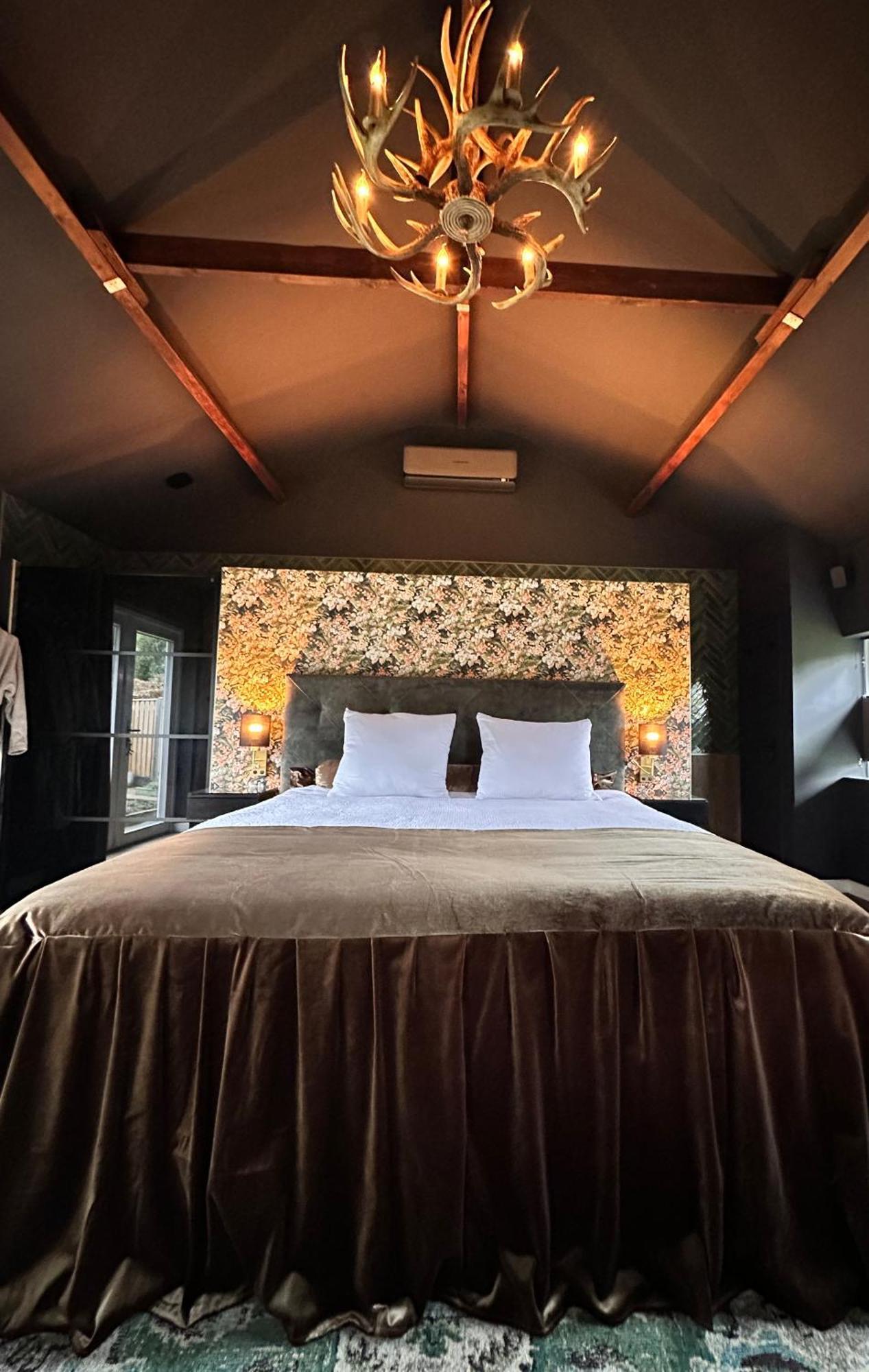 Wellness Tuin - Ultieme Partner Beleving - St Hubertus Suite Met Jacuzzi ,Openhaard, Prive Hottub En Prive Sauna In Jachthut Stijl Horst Luaran gambar