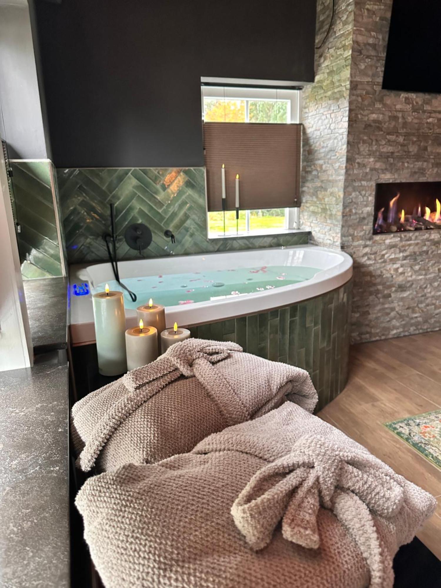 Wellness Tuin - Ultieme Partner Beleving - St Hubertus Suite Met Jacuzzi ,Openhaard, Prive Hottub En Prive Sauna In Jachthut Stijl Horst Luaran gambar
