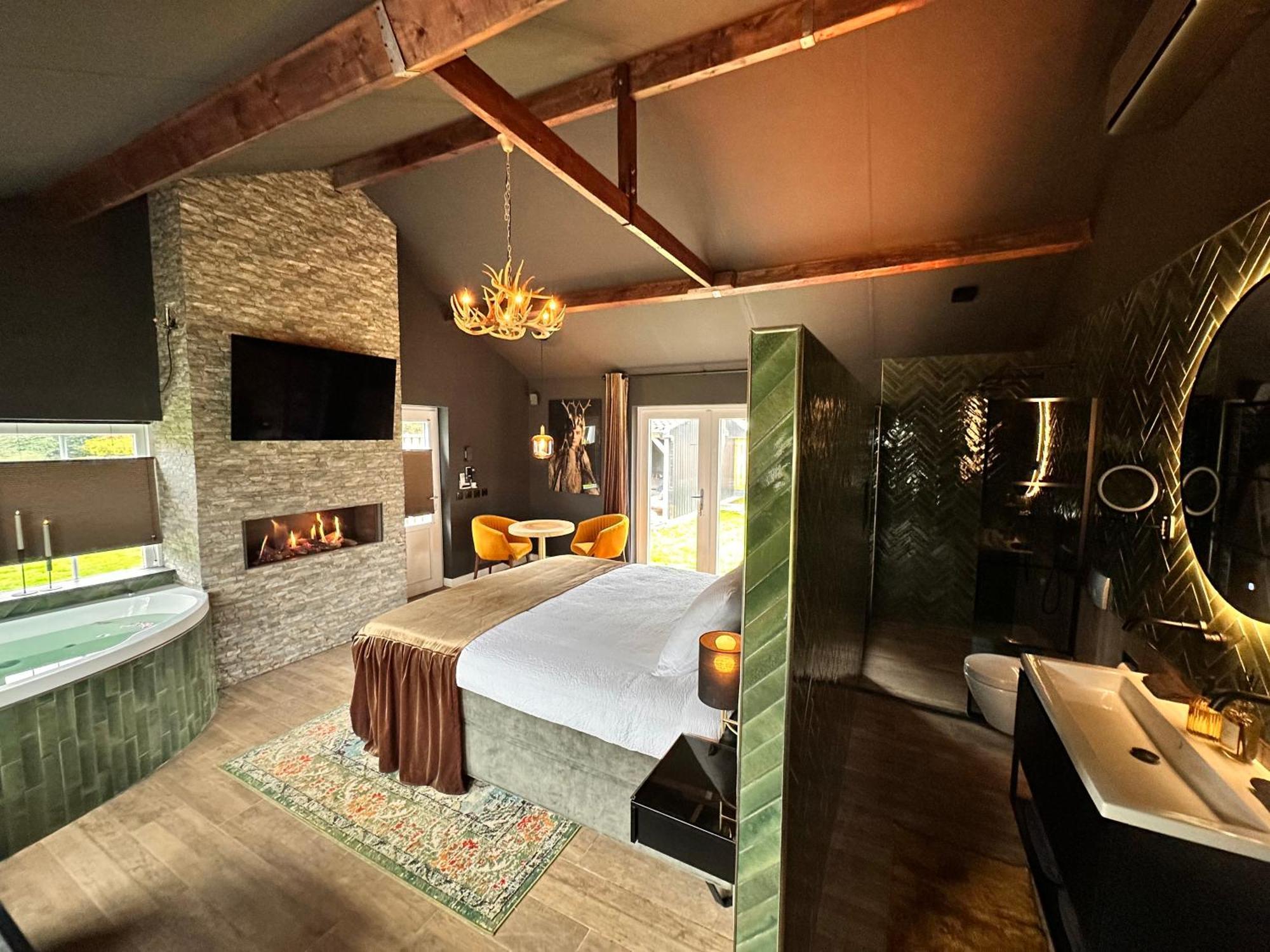 Wellness Tuin - Ultieme Partner Beleving - St Hubertus Suite Met Jacuzzi ,Openhaard, Prive Hottub En Prive Sauna In Jachthut Stijl Horst Luaran gambar