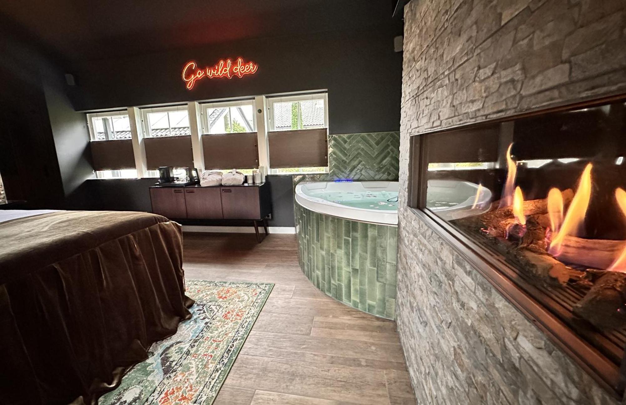 Wellness Tuin - Ultieme Partner Beleving - St Hubertus Suite Met Jacuzzi ,Openhaard, Prive Hottub En Prive Sauna In Jachthut Stijl Horst Luaran gambar