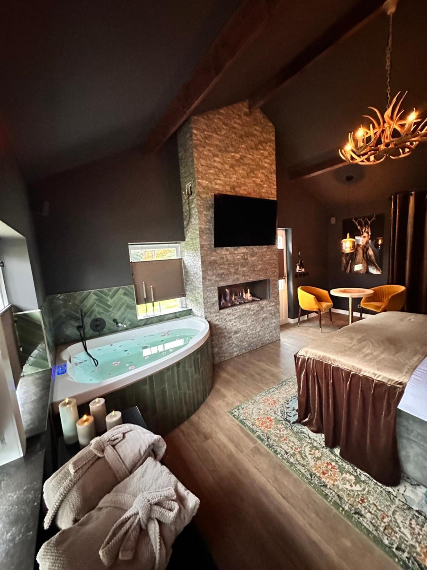 Wellness Tuin - Ultieme Partner Beleving - St Hubertus Suite Met Jacuzzi ,Openhaard, Prive Hottub En Prive Sauna In Jachthut Stijl Horst Luaran gambar