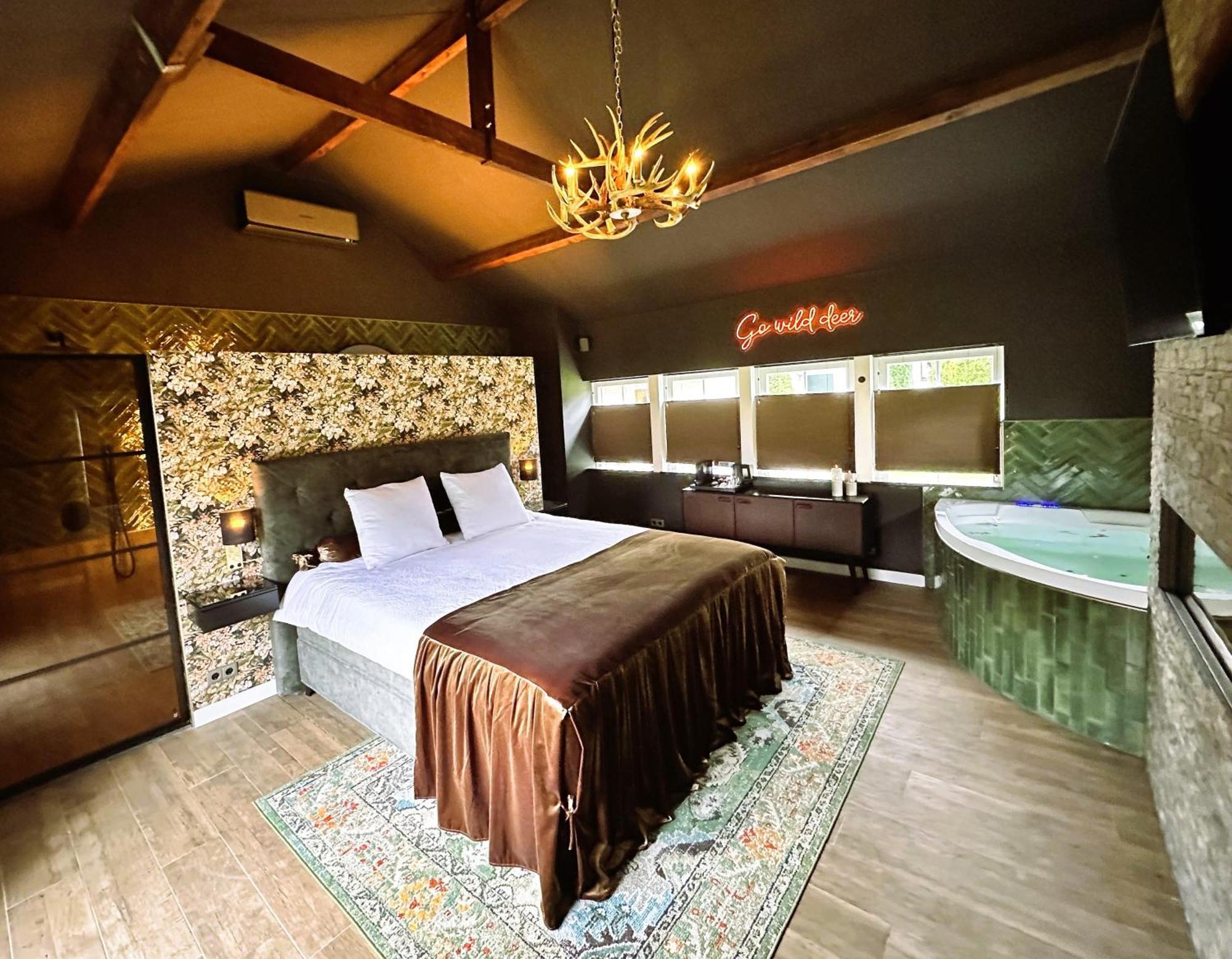 Wellness Tuin - Ultieme Partner Beleving - St Hubertus Suite Met Jacuzzi ,Openhaard, Prive Hottub En Prive Sauna In Jachthut Stijl Horst Luaran gambar